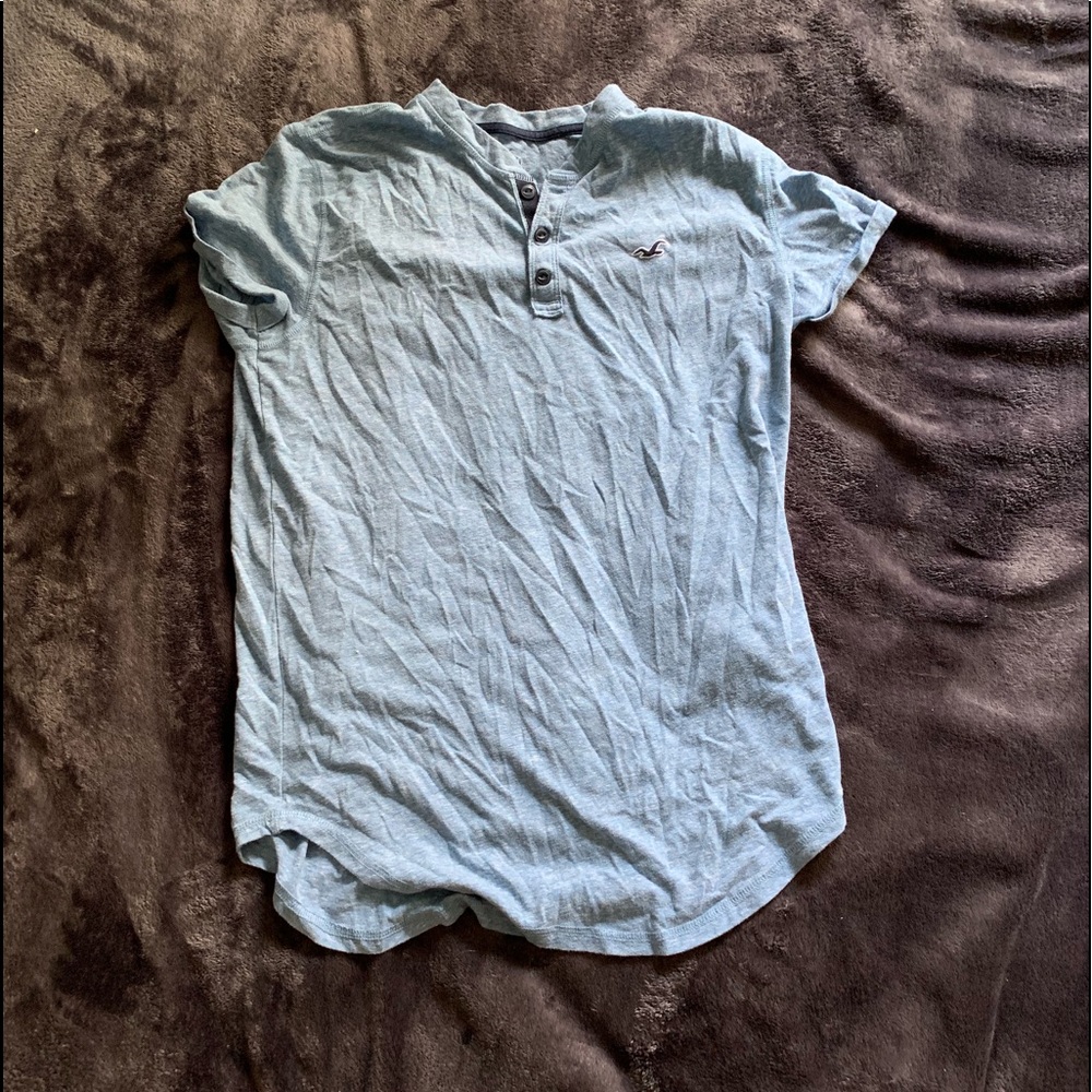 Men’s Hollister button tee